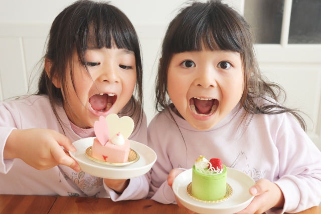 ケーキを食べる女の子